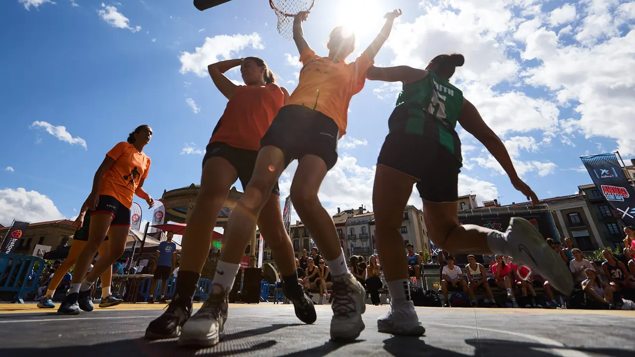 Circuito 3x3 CaixaBank de baloncesto en la Plaza del Castillo de Pamplona. IÑIGO ALZUGARAY