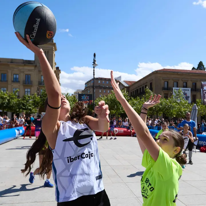Circuito 3x3 CaixaBank de baloncesto en la Plaza del Castillo de Pamplona. IÑIGO ALZUGARAY