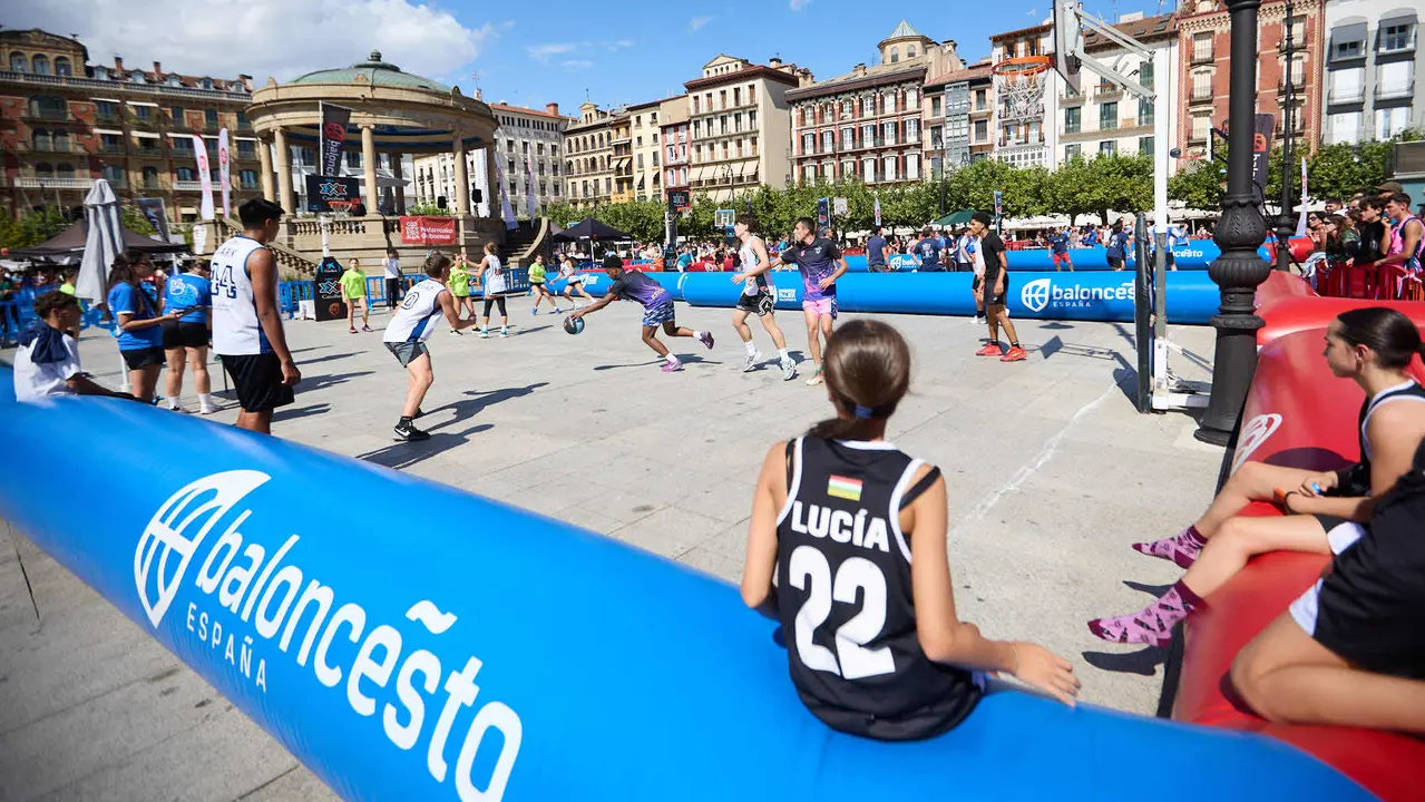 Circuito 3x3 CaixaBank de baloncesto en la Plaza del Castillo de Pamplona. IÑIGO ALZUGARAY