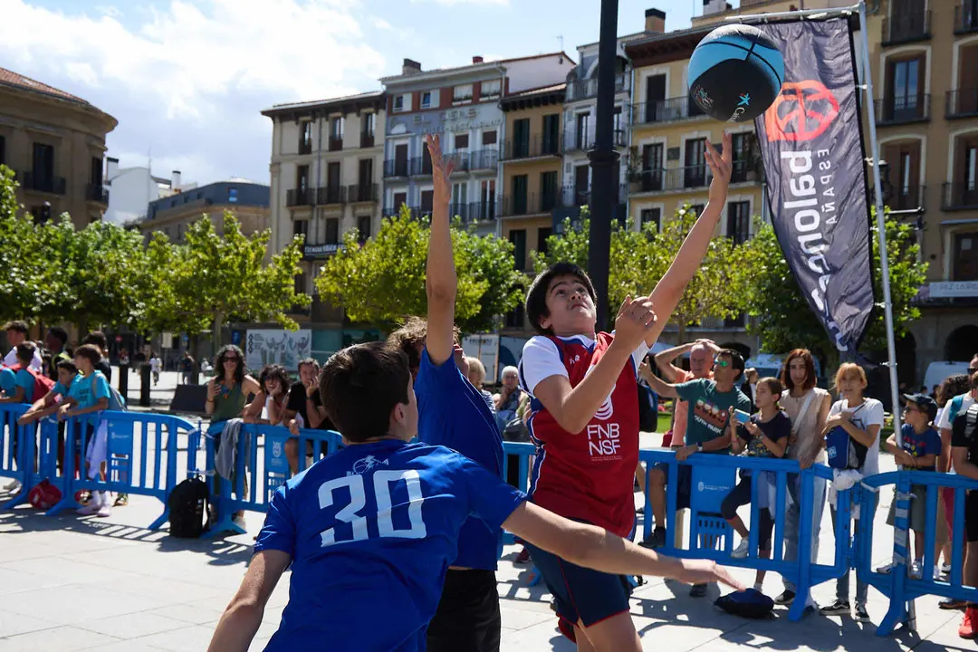 Circuito 3x3 CaixaBank de baloncesto en la Plaza del Castillo de Pamplona. IÑIGO ALZUGARAY