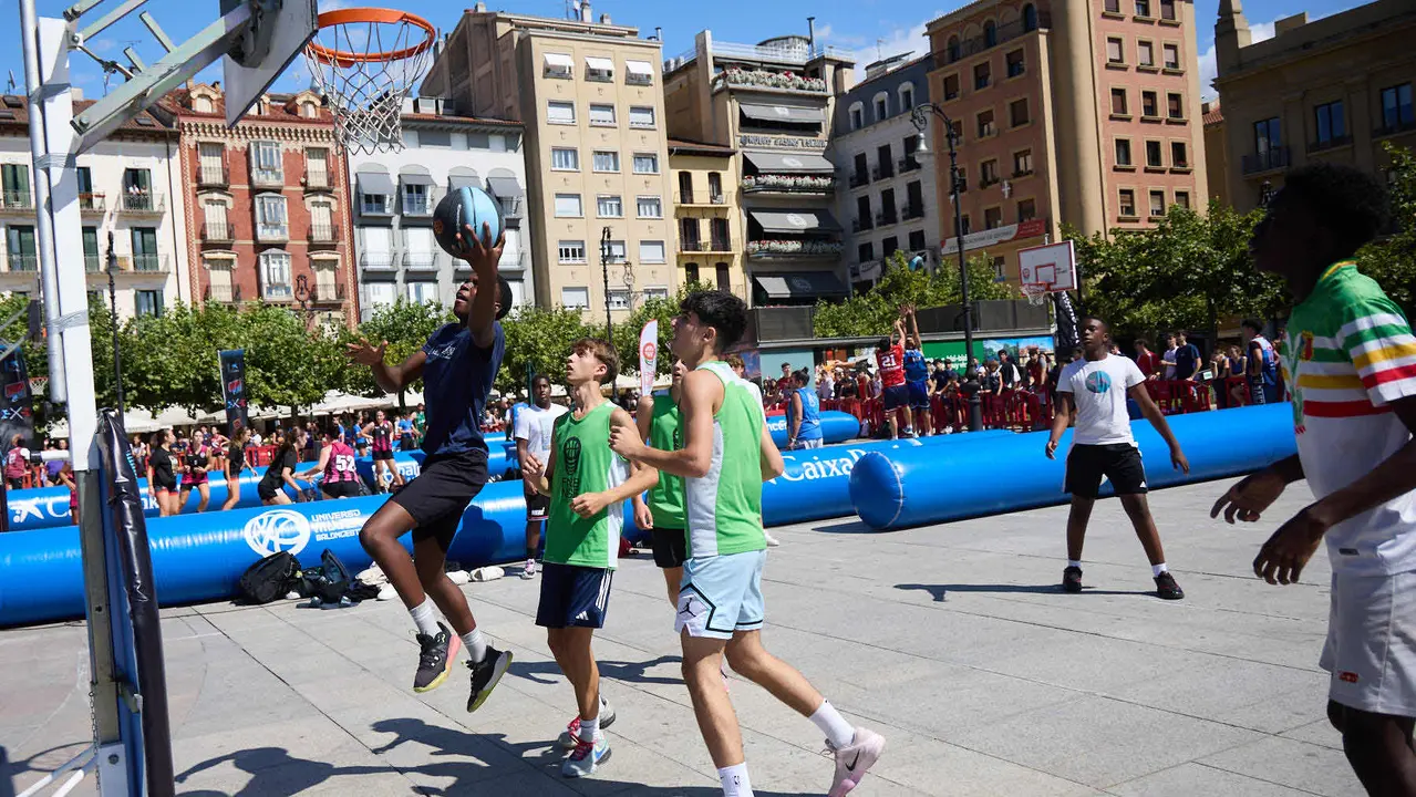 Circuito 3x3 CaixaBank de baloncesto en la Plaza del Castillo de Pamplona. IÑIGO ALZUGARAY