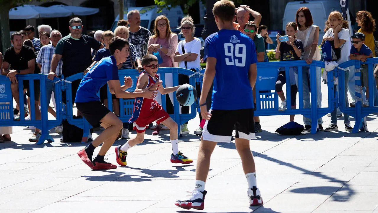 Circuito 3x3 CaixaBank de baloncesto en la Plaza del Castillo de Pamplona. IÑIGO ALZUGARAY