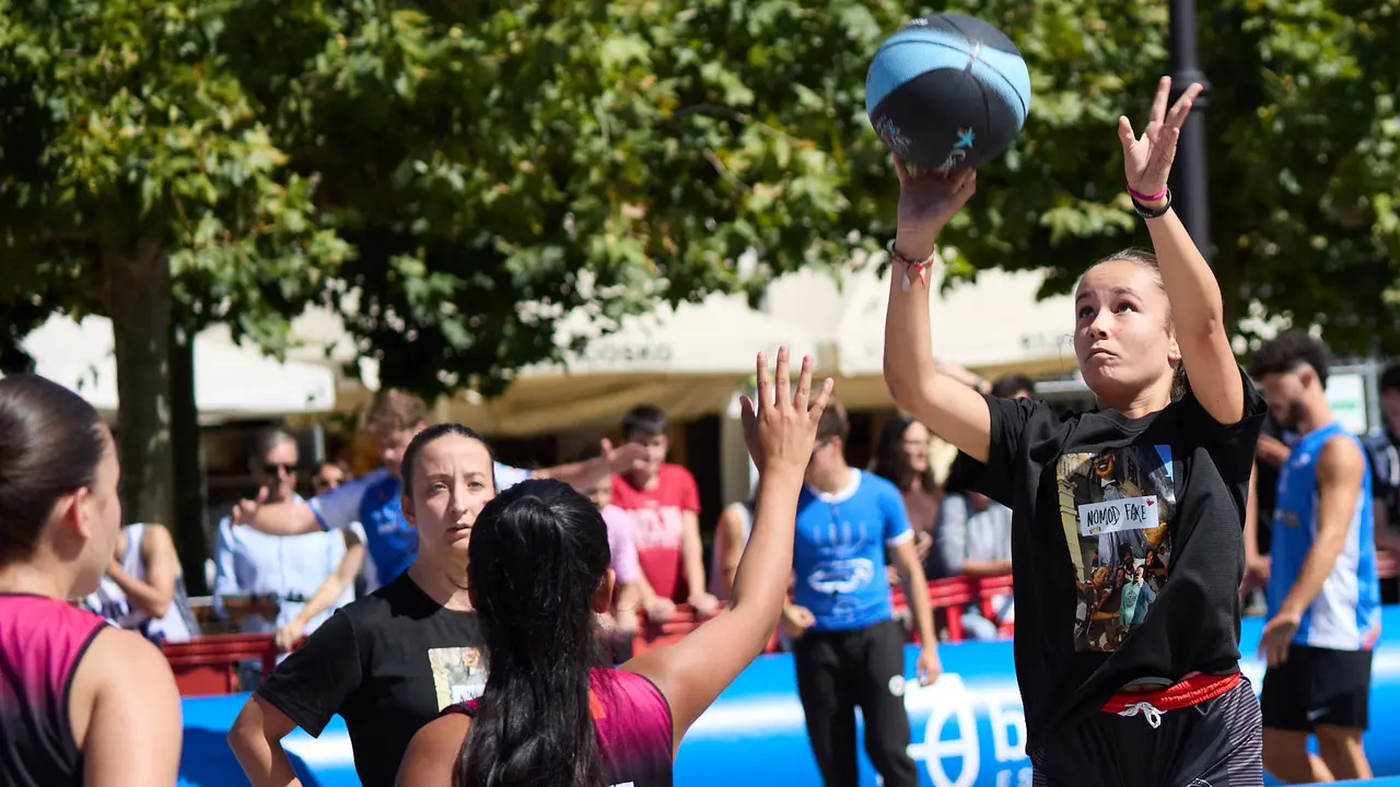 Circuito 3x3 CaixaBank de baloncesto en la Plaza del Castillo de Pamplona. IÑIGO ALZUGARAY