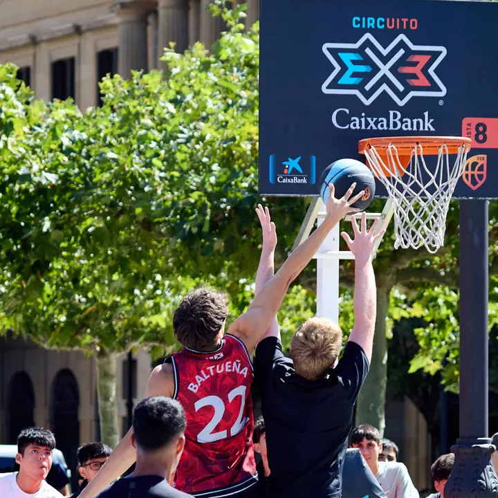 Circuito 3x3 CaixaBank de baloncesto en la Plaza del Castillo de Pamplona. IÑIGO ALZUGARAY