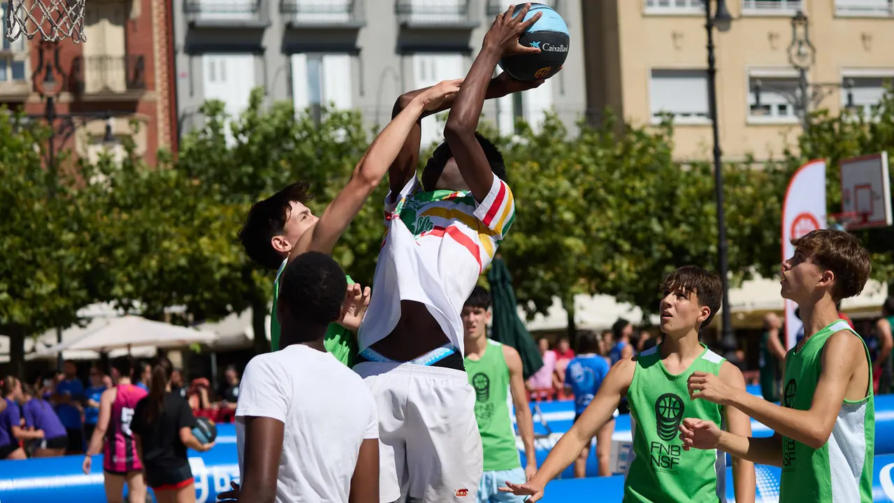 Circuito 3x3 CaixaBank de baloncesto en la Plaza del Castillo de Pamplona. IÑIGO ALZUGARAY