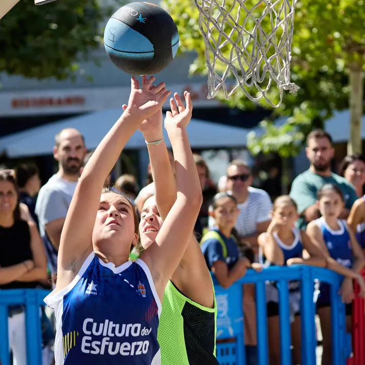 Circuito 3x3 CaixaBank de baloncesto en la Plaza del Castillo de Pamplona. IÑIGO ALZUGARAY