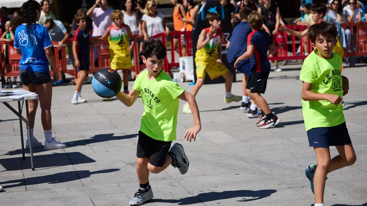 Circuito 3x3 CaixaBank de baloncesto en la Plaza del Castillo de Pamplona. IÑIGO ALZUGARAY