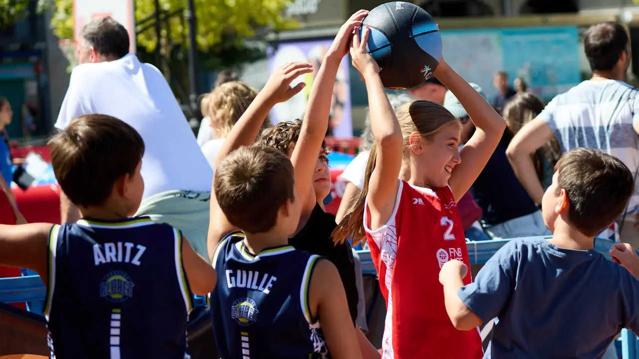Circuito 3x3 CaixaBank de baloncesto en la Plaza del Castillo de Pamplona. IÑIGO ALZUGARAY