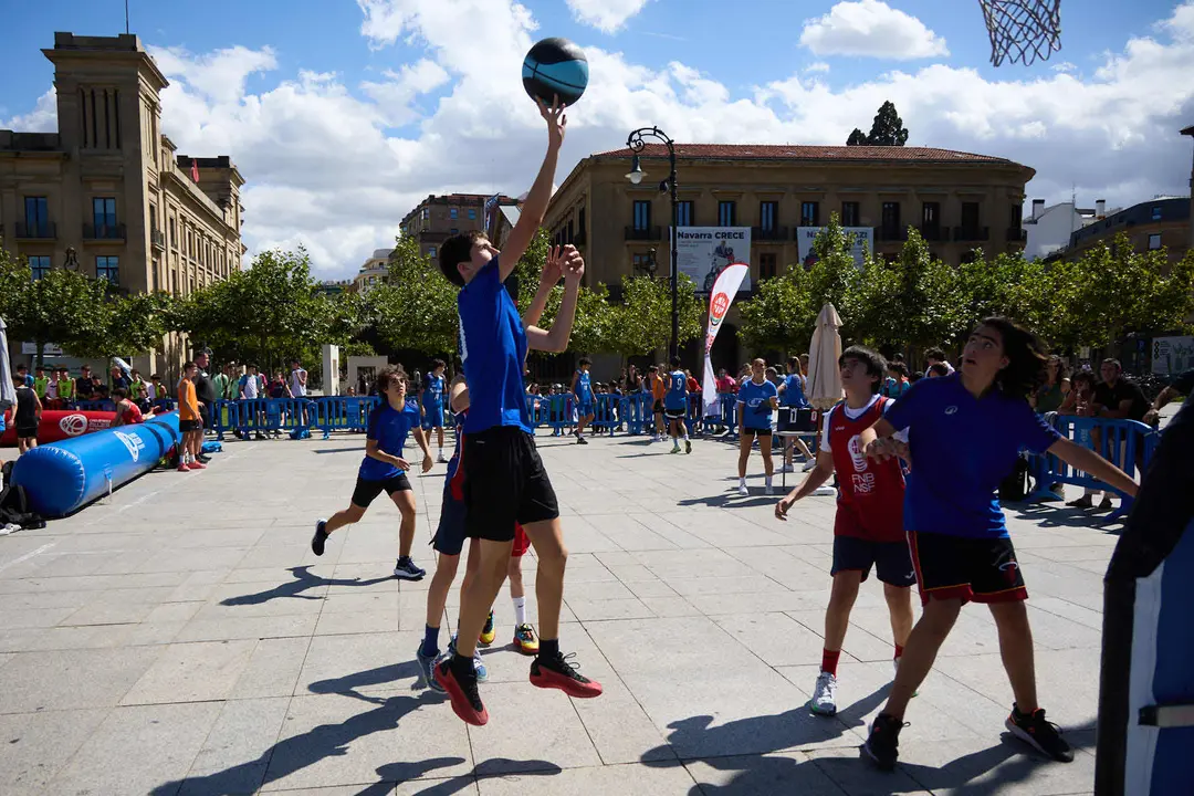 Circuito 3x3 CaixaBank de baloncesto en la Plaza del Castillo de Pamplona. IÑIGO ALZUGARAY