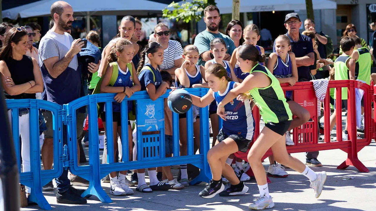 Circuito 3x3 CaixaBank de baloncesto en la Plaza del Castillo de Pamplona. IÑIGO ALZUGARAY