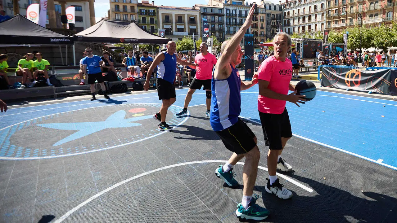 Circuito 3x3 CaixaBank de baloncesto en la Plaza del Castillo de Pamplona. IÑIGO ALZUGARAY