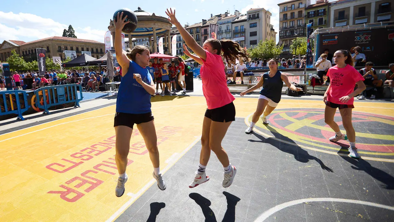 Circuito 3x3 CaixaBank de baloncesto en la Plaza del Castillo de Pamplona. IÑIGO ALZUGARAY