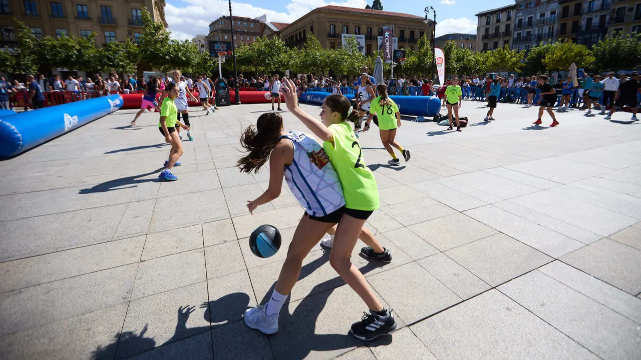 Circuito 3x3 CaixaBank de baloncesto en la Plaza del Castillo de Pamplona. IÑIGO ALZUGARAY