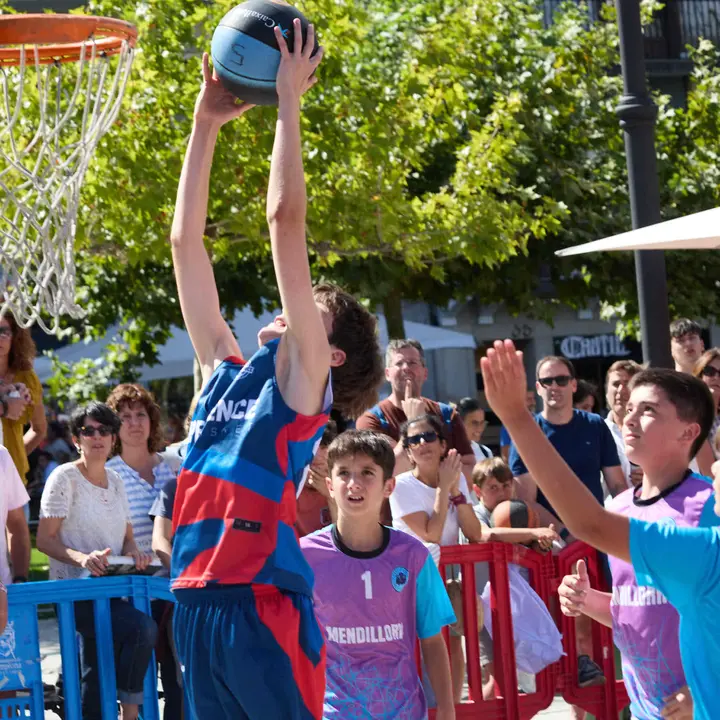 Circuito 3x3 CaixaBank de baloncesto en la Plaza del Castillo de Pamplona. IÑIGO ALZUGARAY
