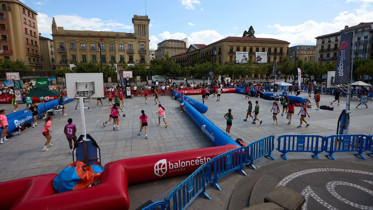 Circuito 3x3 CaixaBank de baloncesto en la Plaza del Castillo de Pamplona. IÑIGO ALZUGARAY