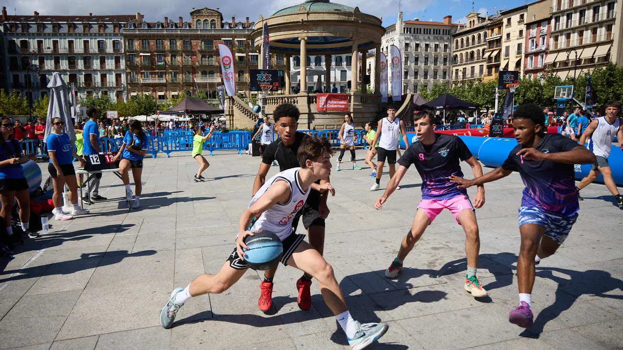 Circuito 3x3 CaixaBank de baloncesto en la Plaza del Castillo de Pamplona. IÑIGO ALZUGARAY