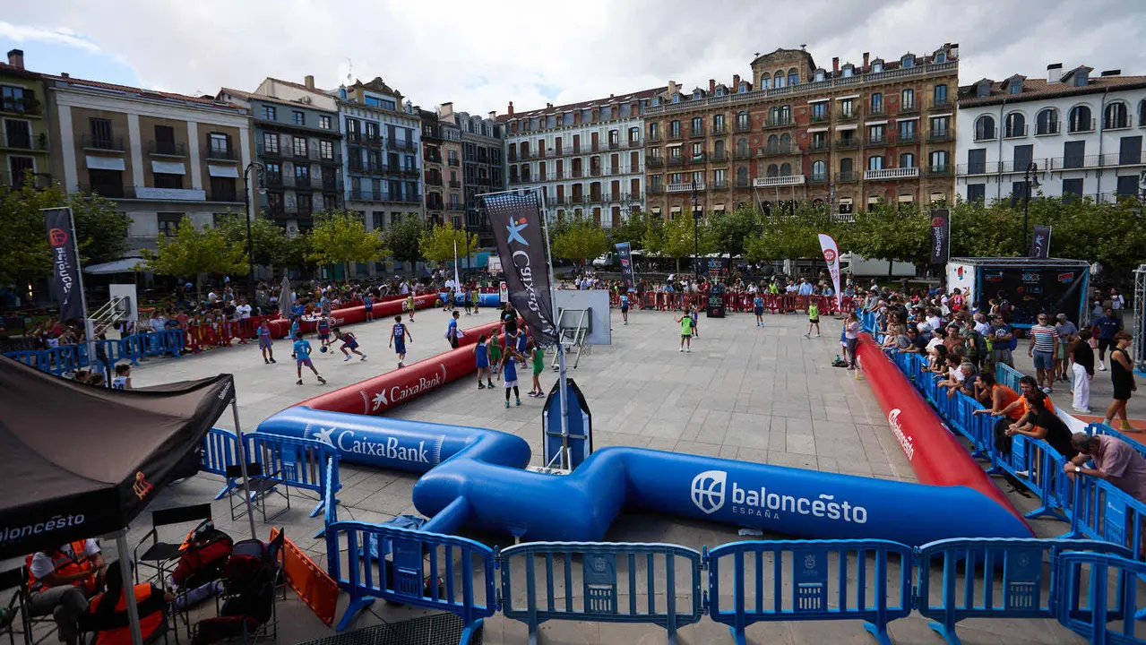 Circuito 3x3 CaixaBank de baloncesto en la Plaza del Castillo de Pamplona. IÑIGO ALZUGARAY
