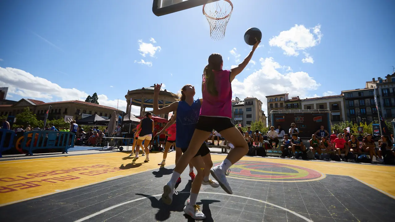 Circuito 3x3 CaixaBank de baloncesto en la Plaza del Castillo de Pamplona. IÑIGO ALZUGARAY