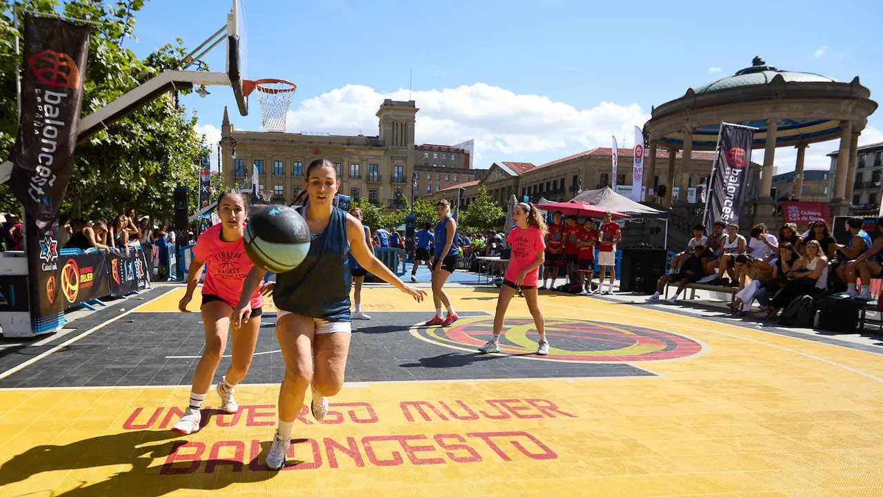 Circuito 3x3 CaixaBank de baloncesto en la Plaza del Castillo de Pamplona. IÑIGO ALZUGARAY