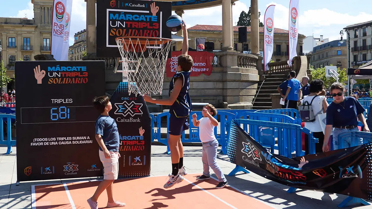 Circuito 3x3 CaixaBank de baloncesto en la Plaza del Castillo de Pamplona. IÑIGO ALZUGARAY