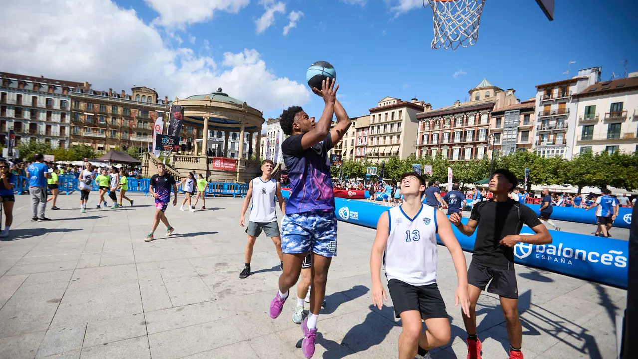 Circuito 3x3 CaixaBank de baloncesto en la Plaza del Castillo de Pamplona. IÑIGO ALZUGARAY