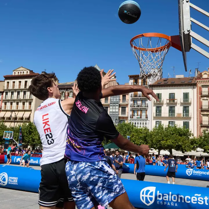 Circuito 3x3 CaixaBank de baloncesto en la Plaza del Castillo de Pamplona. IÑIGO ALZUGARAY