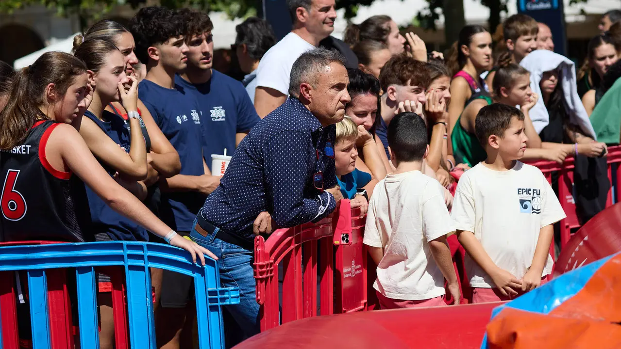 Circuito 3x3 CaixaBank de baloncesto en la Plaza del Castillo de Pamplona. IÑIGO ALZUGARAY