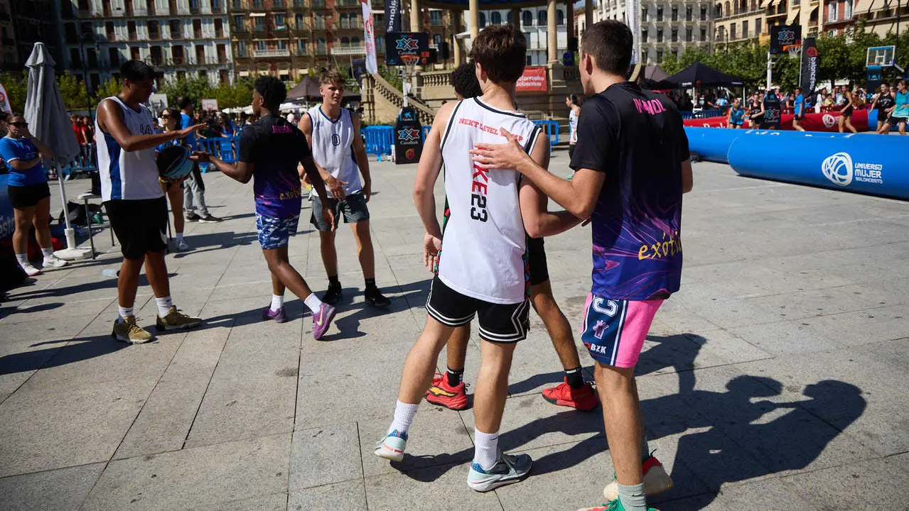 Circuito 3x3 CaixaBank de baloncesto en la Plaza del Castillo de Pamplona. IÑIGO ALZUGARAY