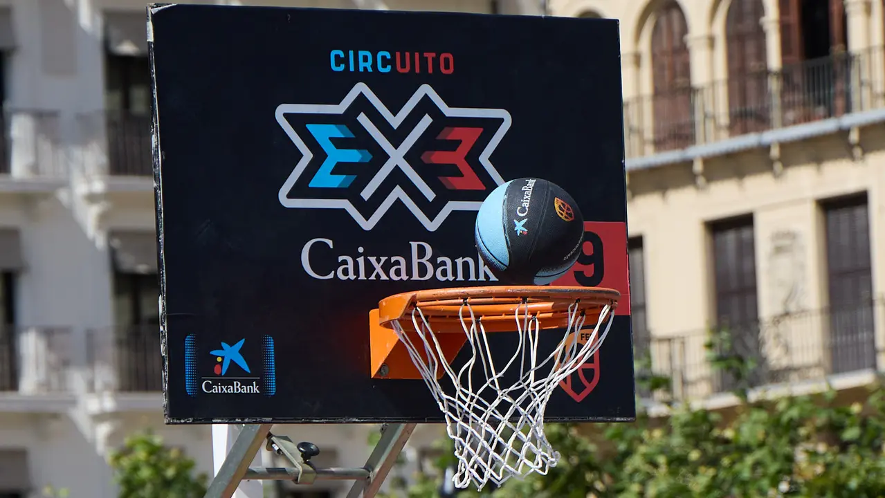 Circuito 3x3 CaixaBank de baloncesto en la Plaza del Castillo de Pamplona. IÑIGO ALZUGARAY