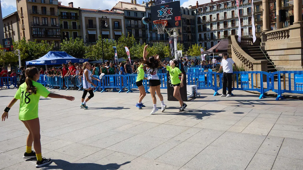 Circuito 3x3 CaixaBank de baloncesto en la Plaza del Castillo de Pamplona. IÑIGO ALZUGARAY