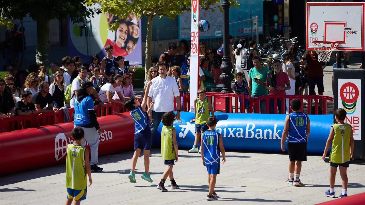 Circuito 3x3 CaixaBank de baloncesto en la Plaza del Castillo de Pamplona. IÑIGO ALZUGARAY