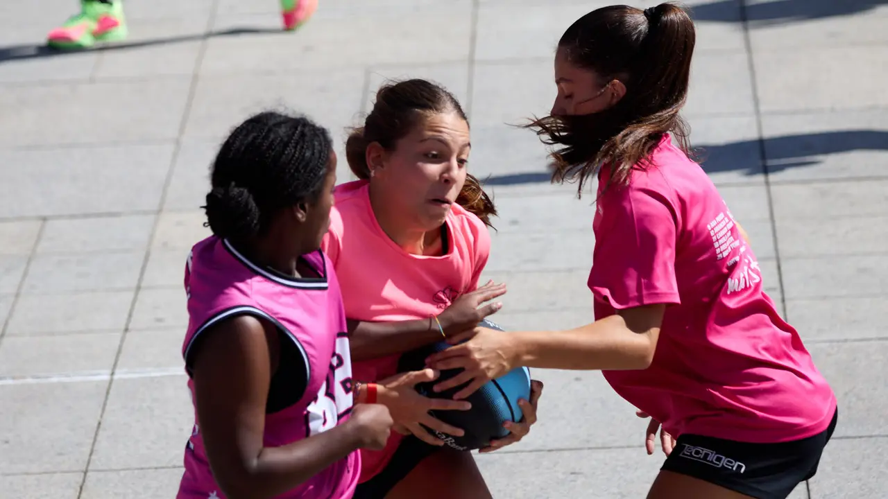 Circuito 3x3 CaixaBank de baloncesto en la Plaza del Castillo de Pamplona. IÑIGO ALZUGARAY