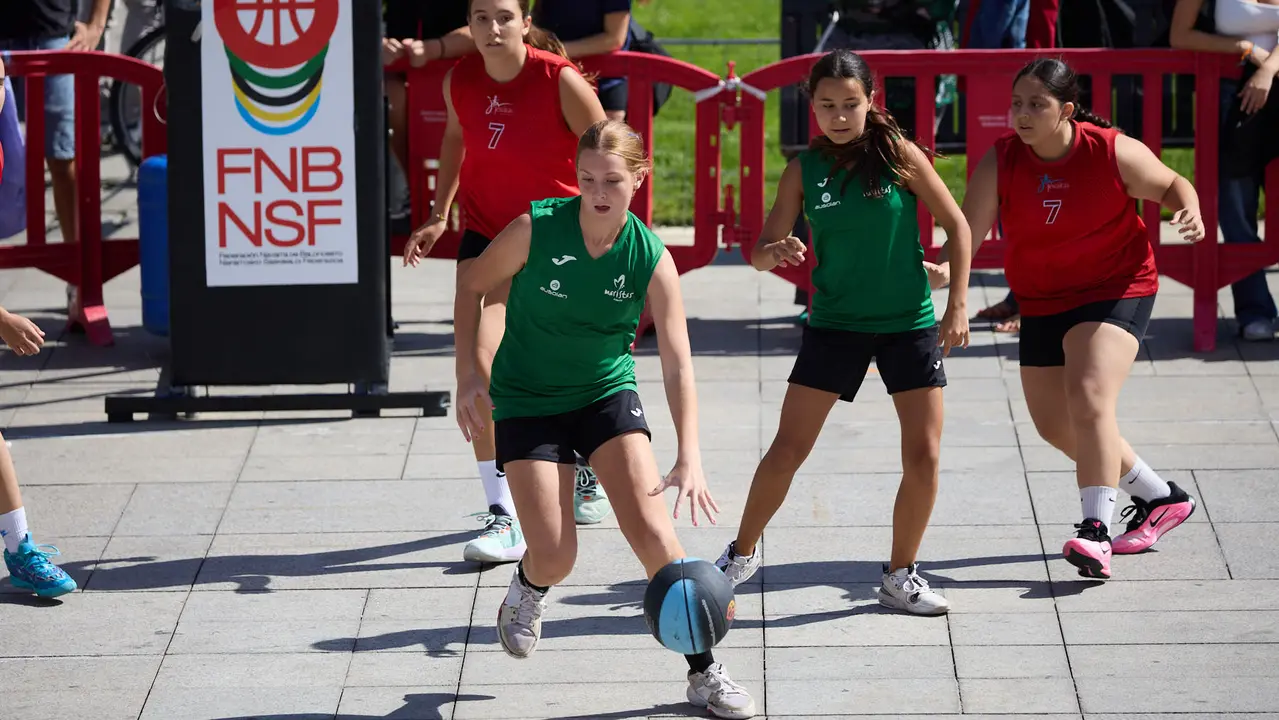 Circuito 3x3 CaixaBank de baloncesto en la Plaza del Castillo de Pamplona. IÑIGO ALZUGARAY
