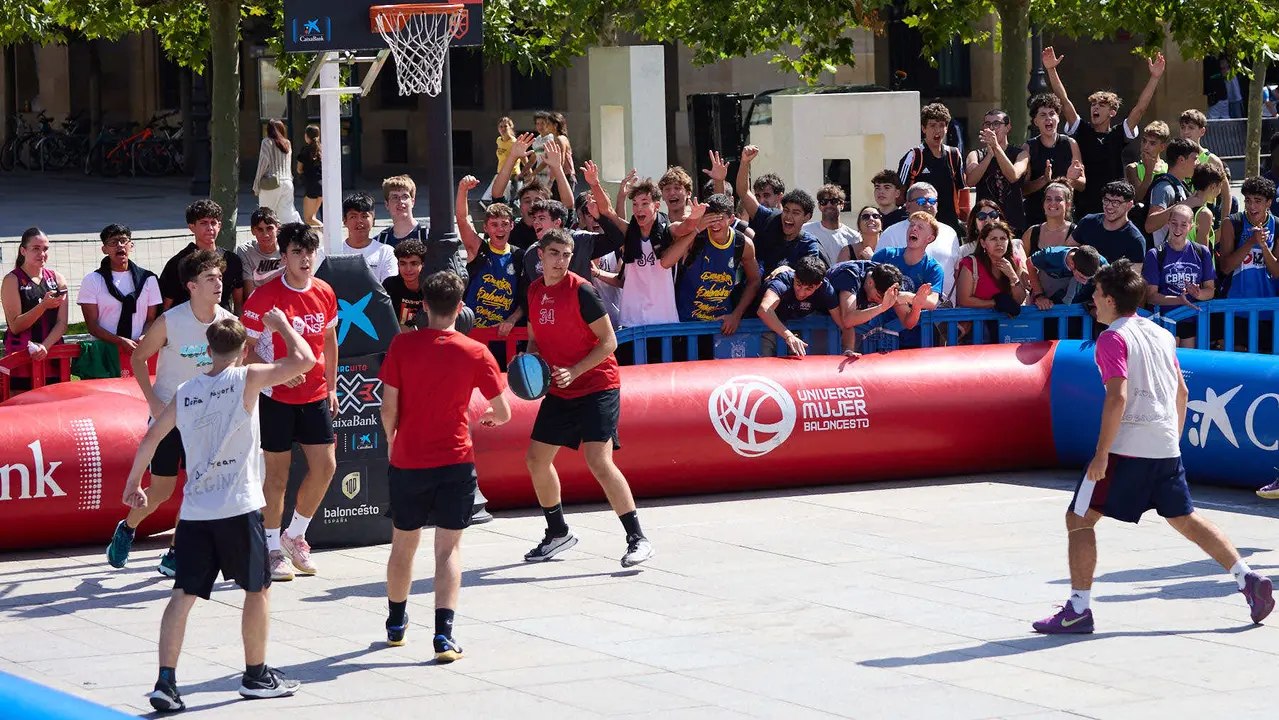Circuito 3x3 CaixaBank de baloncesto en la Plaza del Castillo de Pamplona. IÑIGO ALZUGARAY