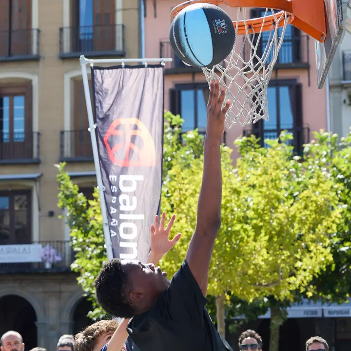 Circuito 3x3 CaixaBank de baloncesto en la Plaza del Castillo de Pamplona. IÑIGO ALZUGARAY