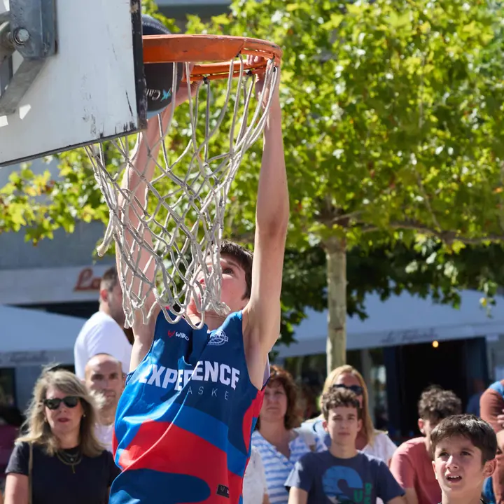 Circuito 3x3 CaixaBank de baloncesto en la Plaza del Castillo de Pamplona. IÑIGO ALZUGARAY