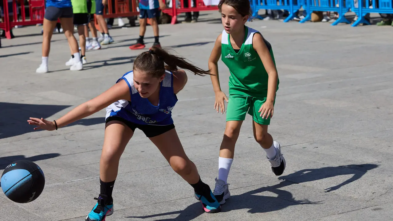 Circuito 3x3 CaixaBank de baloncesto en la Plaza del Castillo de Pamplona. IÑIGO ALZUGARAY
