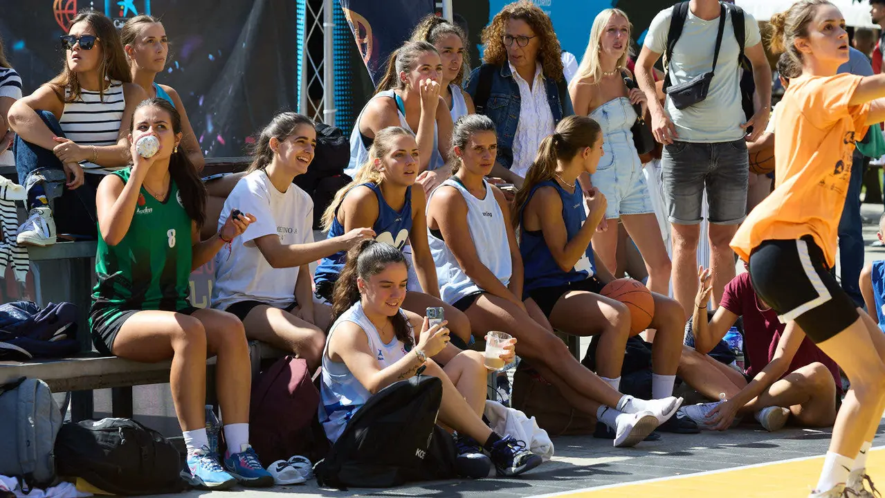 Circuito 3x3 CaixaBank de baloncesto en la Plaza del Castillo de Pamplona. IÑIGO ALZUGARAY