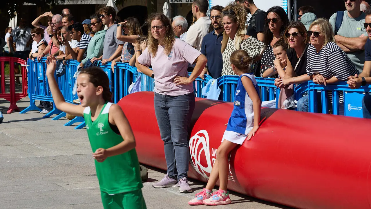 Circuito 3x3 CaixaBank de baloncesto en la Plaza del Castillo de Pamplona. IÑIGO ALZUGARAY