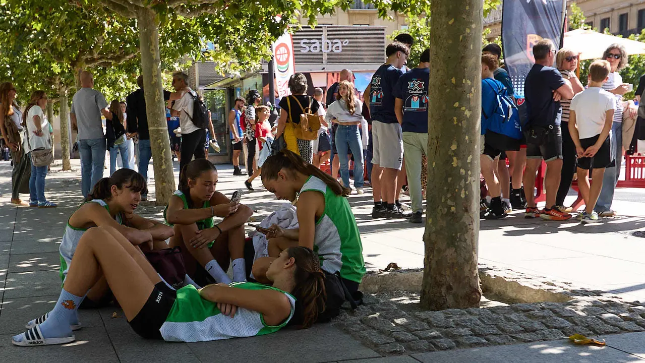 Circuito 3x3 CaixaBank de baloncesto en la Plaza del Castillo de Pamplona. IÑIGO ALZUGARAY