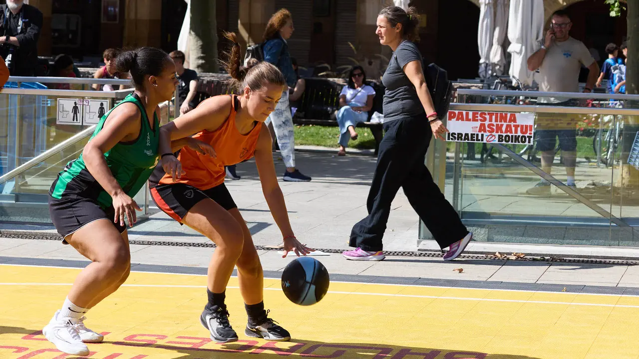 Circuito 3x3 CaixaBank de baloncesto en la Plaza del Castillo de Pamplona. IÑIGO ALZUGARAY