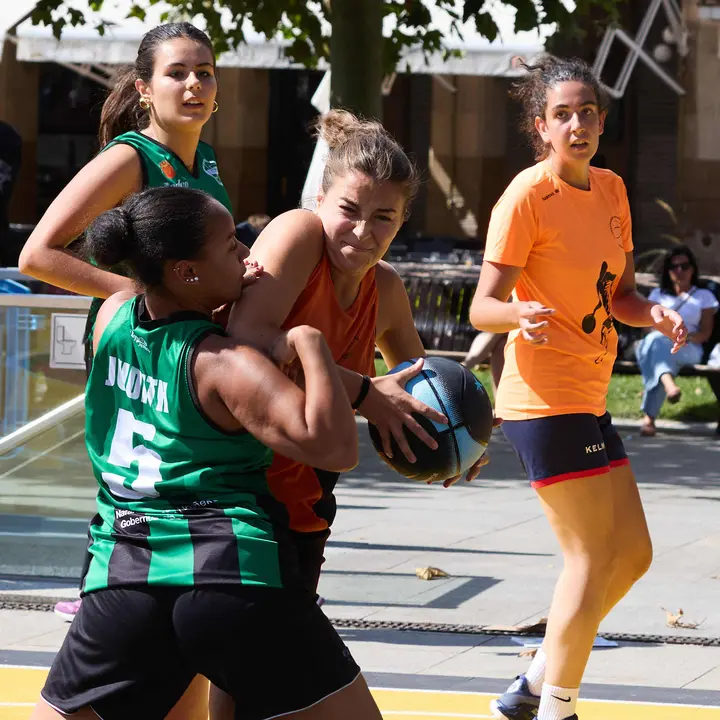 Circuito 3x3 CaixaBank de baloncesto en la Plaza del Castillo de Pamplona. IÑIGO ALZUGARAY