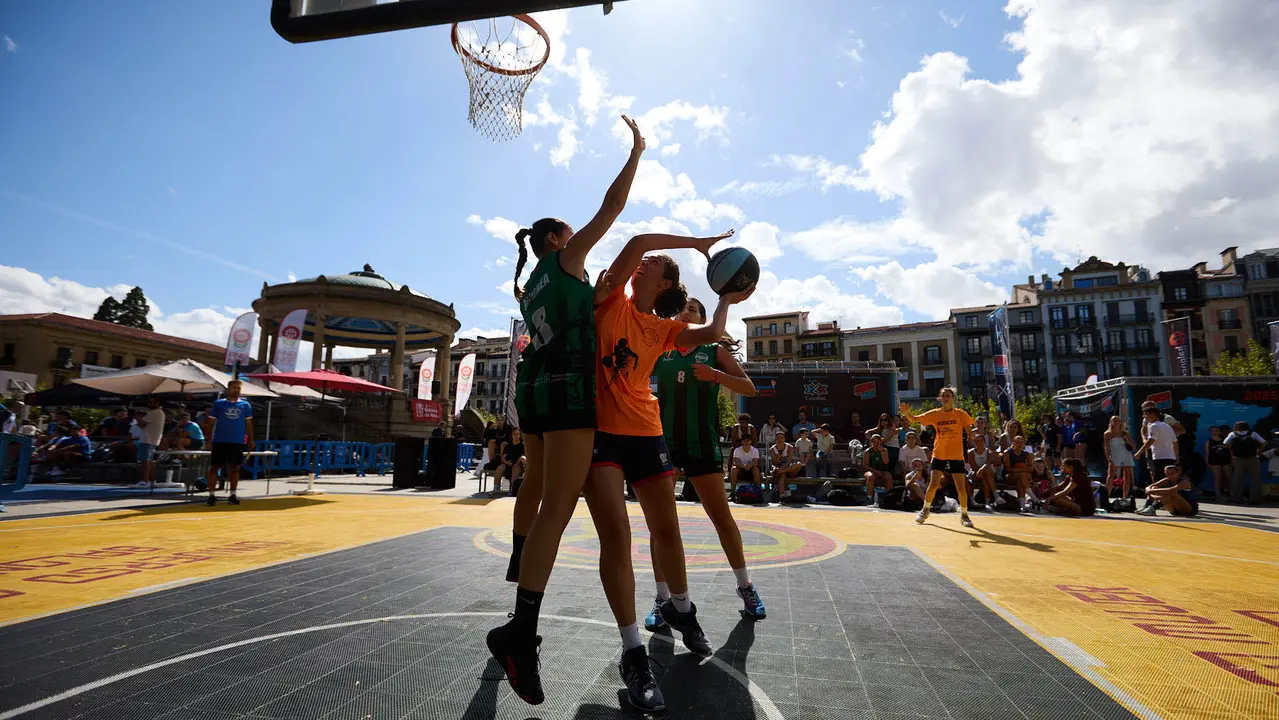 Circuito 3x3 CaixaBank de baloncesto en la Plaza del Castillo de Pamplona. IÑIGO ALZUGARAY