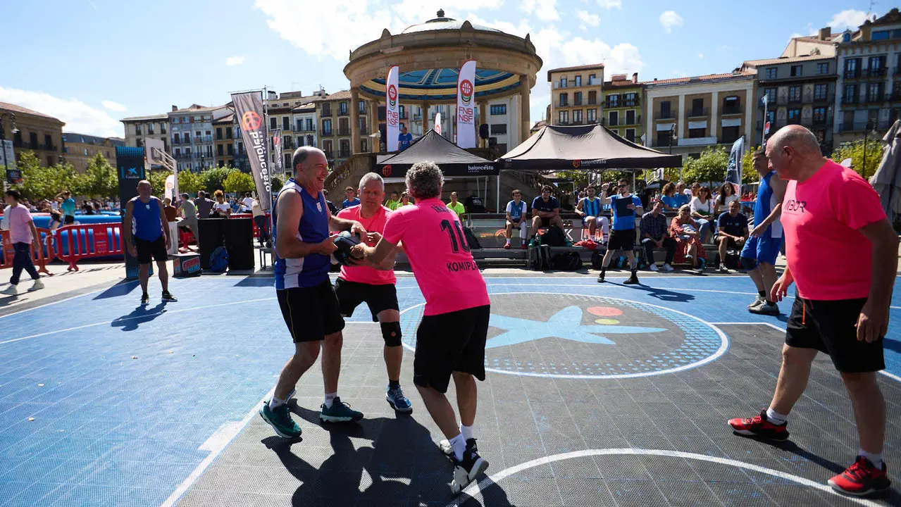 Circuito 3x3 CaixaBank de baloncesto en la Plaza del Castillo de Pamplona. IÑIGO ALZUGARAY