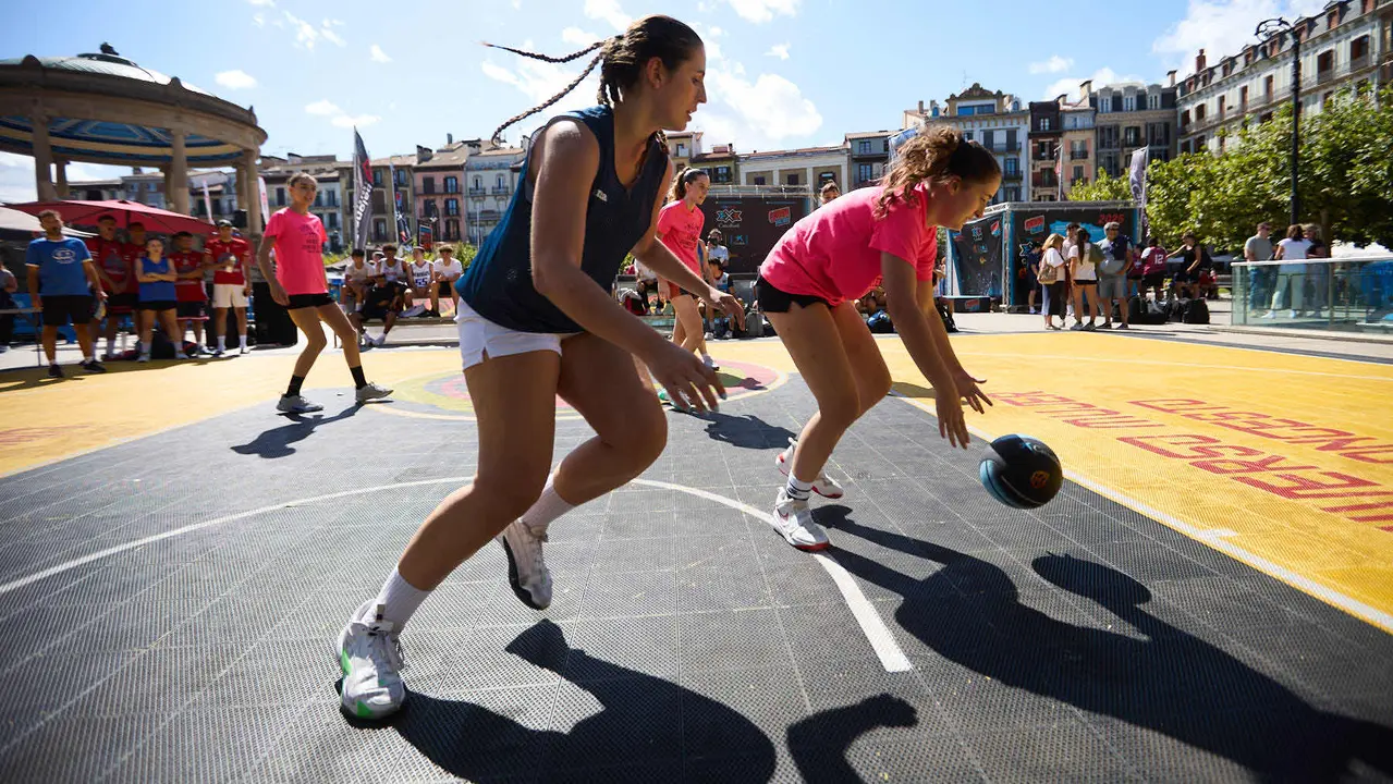 Circuito 3x3 CaixaBank de baloncesto en la Plaza del Castillo de Pamplona. IÑIGO ALZUGARAY