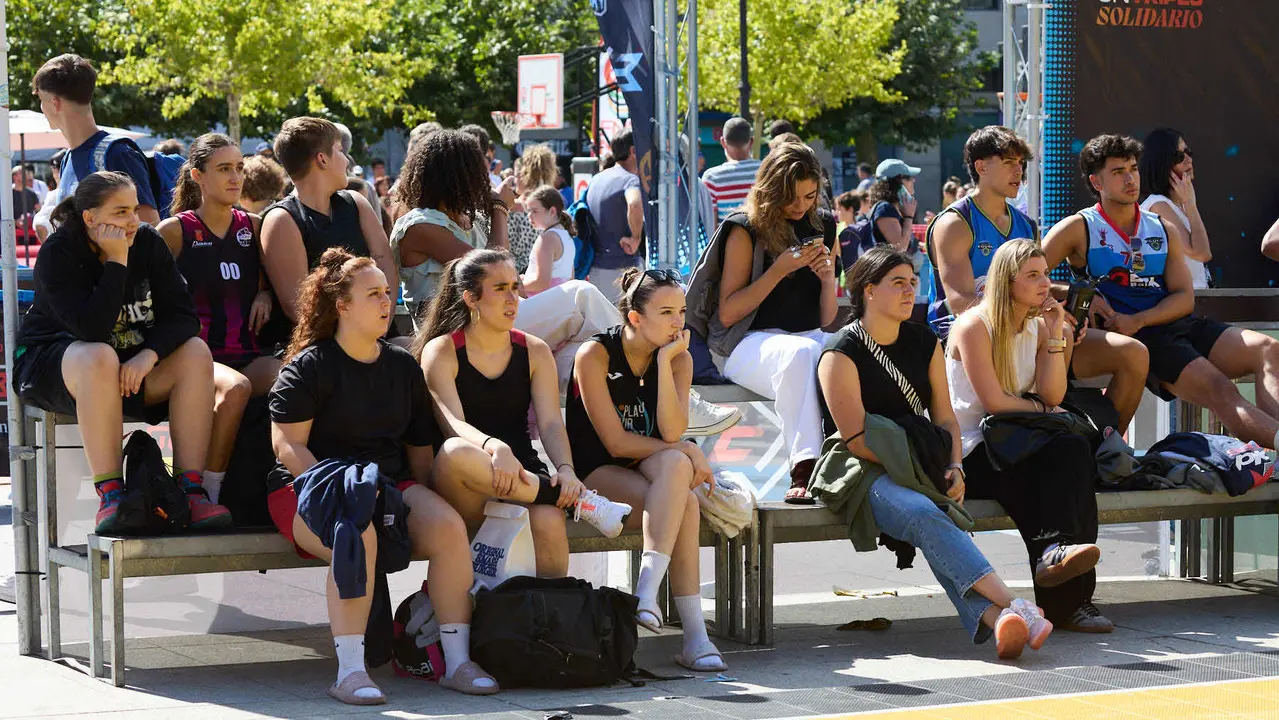 Circuito 3x3 CaixaBank de baloncesto en la Plaza del Castillo de Pamplona. IÑIGO ALZUGARAY
