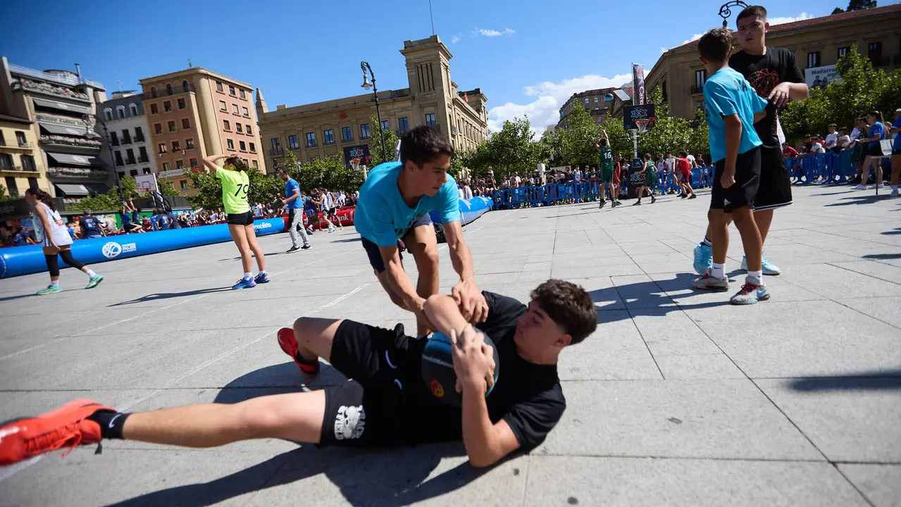 Circuito 3x3 CaixaBank de baloncesto en la Plaza del Castillo de Pamplona. IÑIGO ALZUGARAY