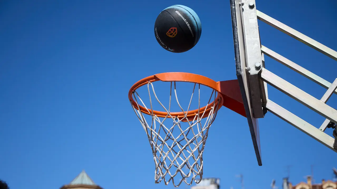 Circuito 3x3 CaixaBank de baloncesto en la Plaza del Castillo de Pamplona. IÑIGO ALZUGARAY