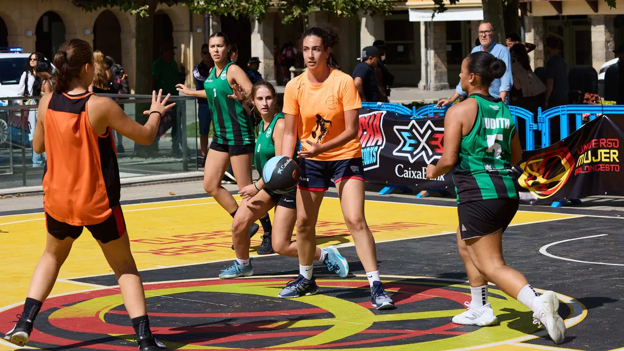 Circuito 3x3 CaixaBank de baloncesto en la Plaza del Castillo de Pamplona. IÑIGO ALZUGARAY