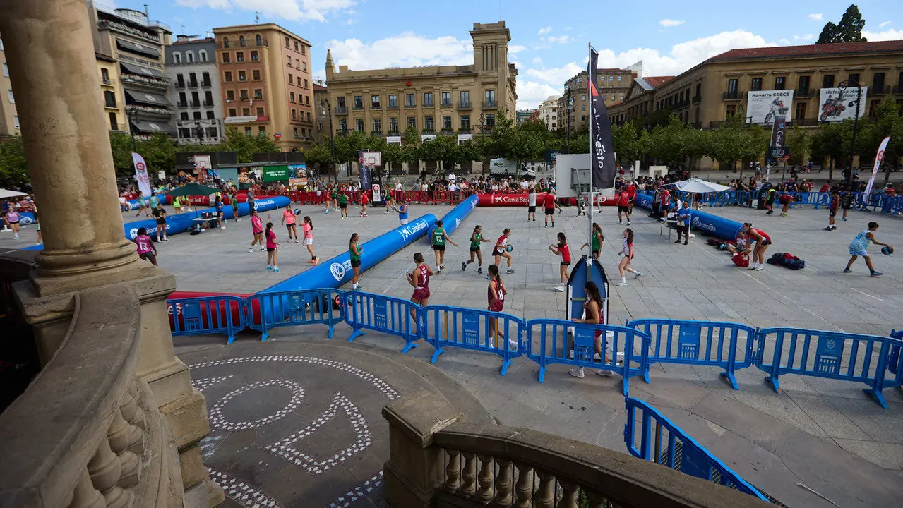 Circuito 3x3 CaixaBank de baloncesto en la Plaza del Castillo de Pamplona. IÑIGO ALZUGARAY